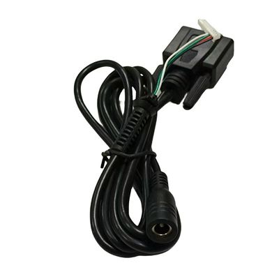 Indossare un'imbracatrice a doppio filo con un connettore per stampante a 4 pin e un connettore per alimentazione AC